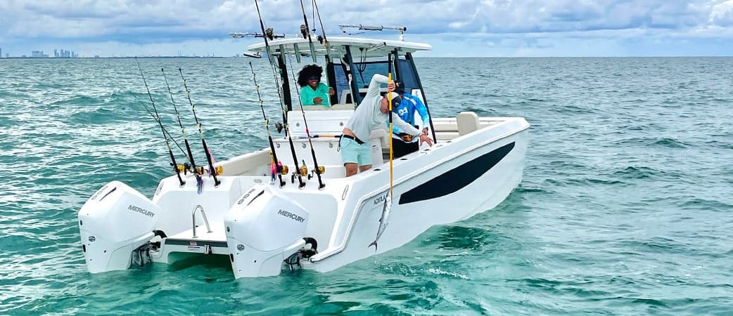 Popa del Aquila 28 Molokai con sus motores fueraborda