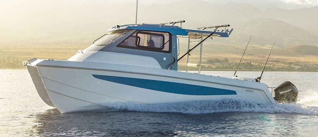 Aquila 28 Molokai Cuddy running at speed