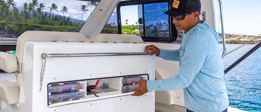 Almacenaje de aparejos del Aquila 28 Molokai Cuddy