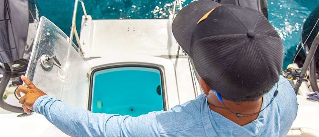 Vivero y cajas de pesca del Aquila 28 Molokai Cuddy