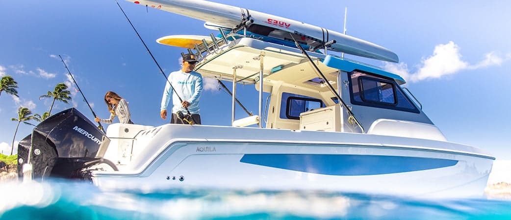 Techo del Aquila 28 Molokai Cuddy con tablas de paddle surf