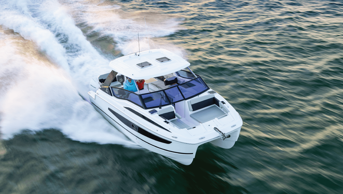 Aquila 32 Sport running at speed
