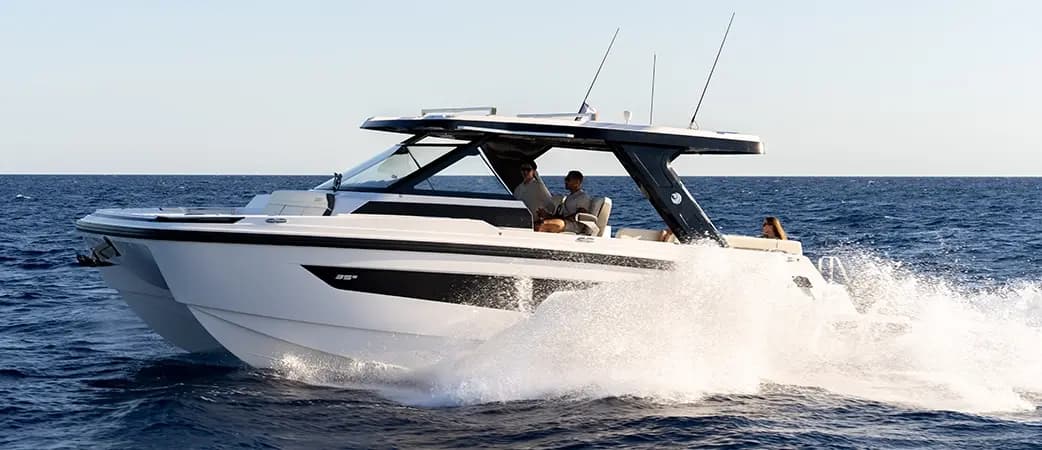 Aquila 35 Sport running at speed