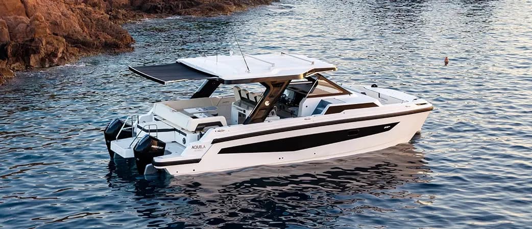 Aquila 35 Sport in profile on the water