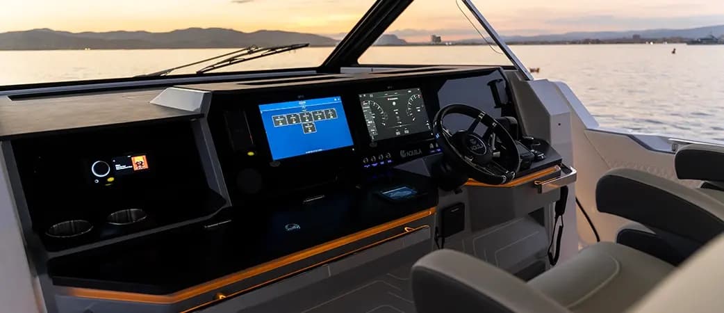 Wheel, displays and controls of the Aquila 35 Sport
