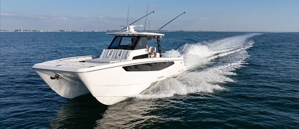 Aquila 36 Molokai running at speed