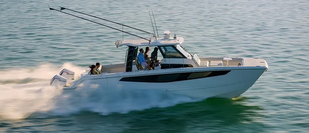 Aquila 36 Molokai navegando a velocidad