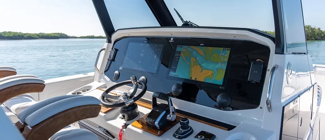 Volante, pantallas y mandos del Aquila 36 Molokai