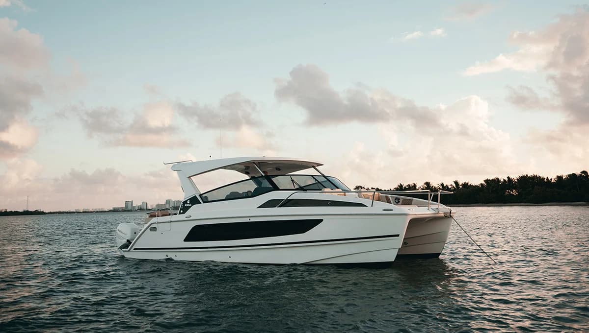 Aquila 36 Sport de profil sur l’eau