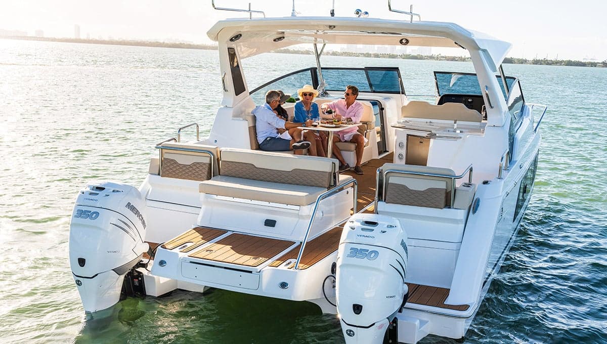 Poupe de l’Aquila 36 Sport avec ses moteurs hors-bord