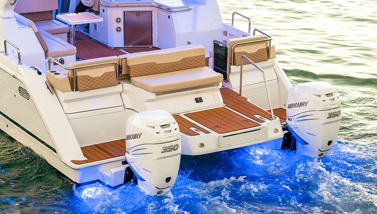 Poupe de l’Aquila 36 Sport avec sa plateforme de bain
