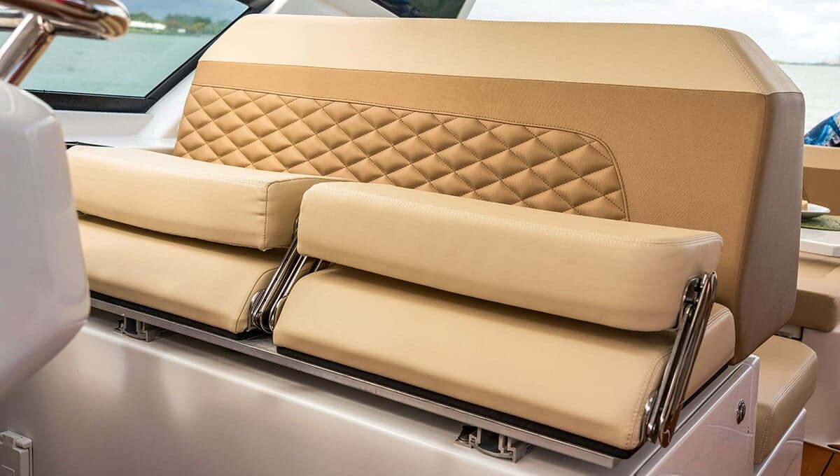 Banquette du cockpit de l’Aquila 36 Sport