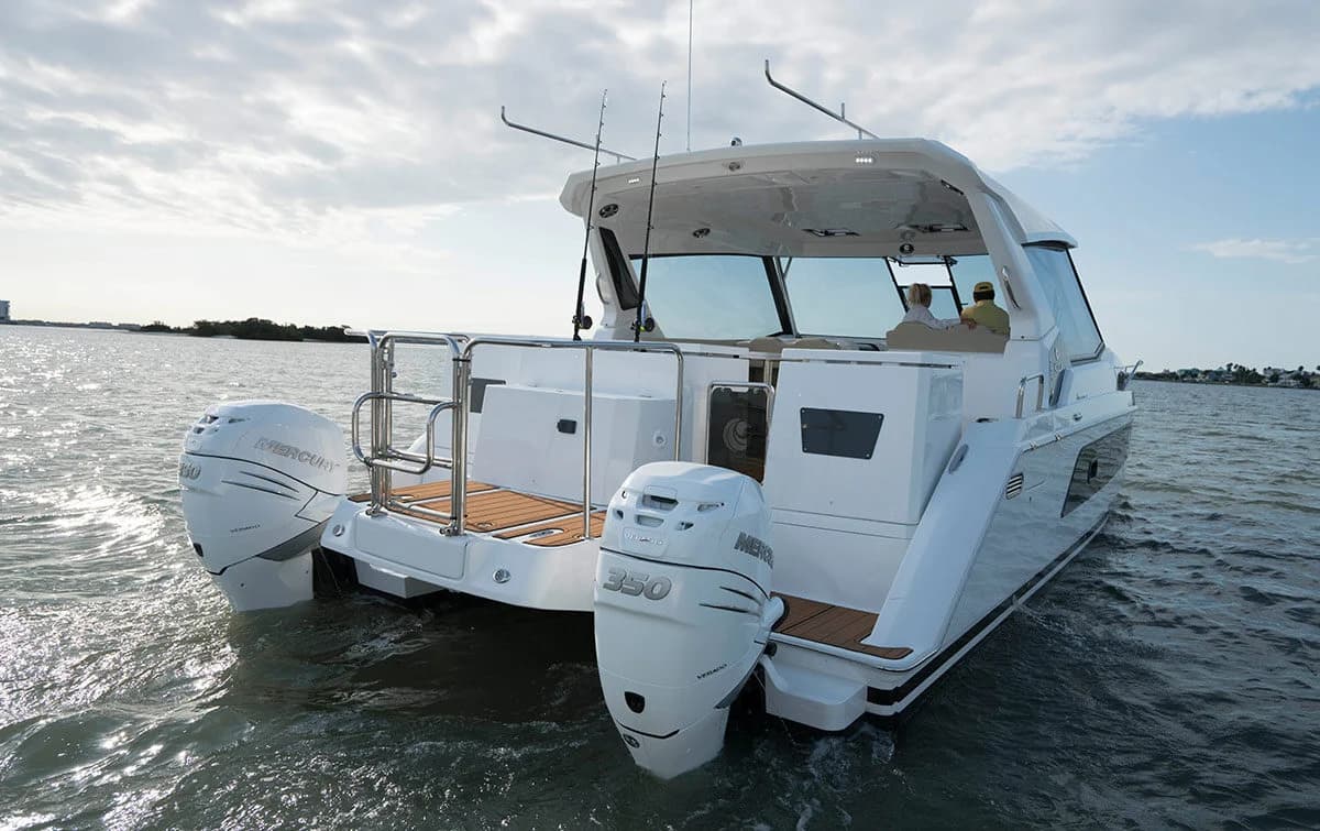 Poupe de l’Aquila 36 Sport avec ses moteurs hors-bord