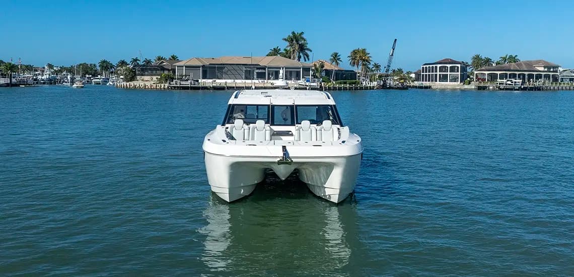 Proue de l’Aquila 42 Coupe sur l’eau