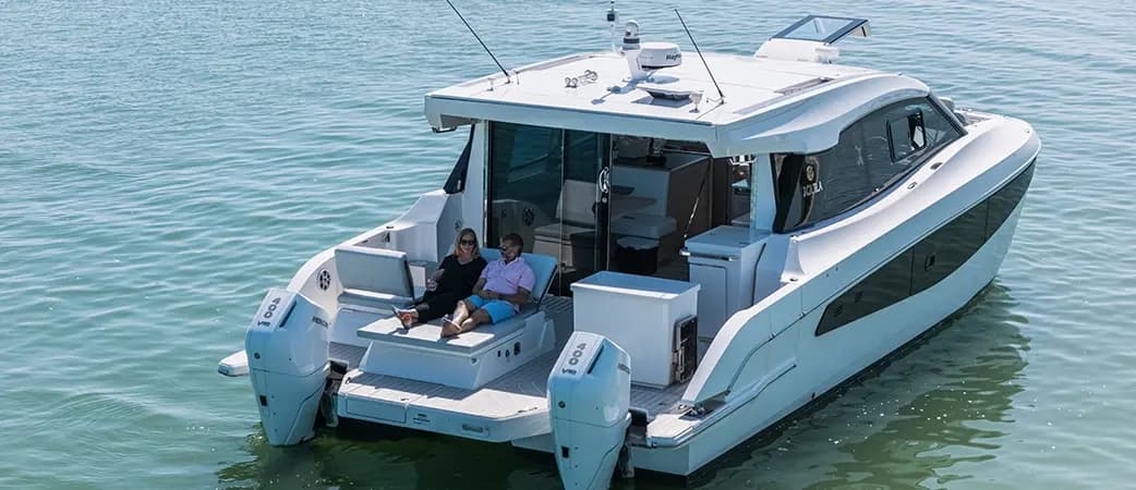 Poupe de l’Aquila 42 Coupe avec sa plateforme de bain