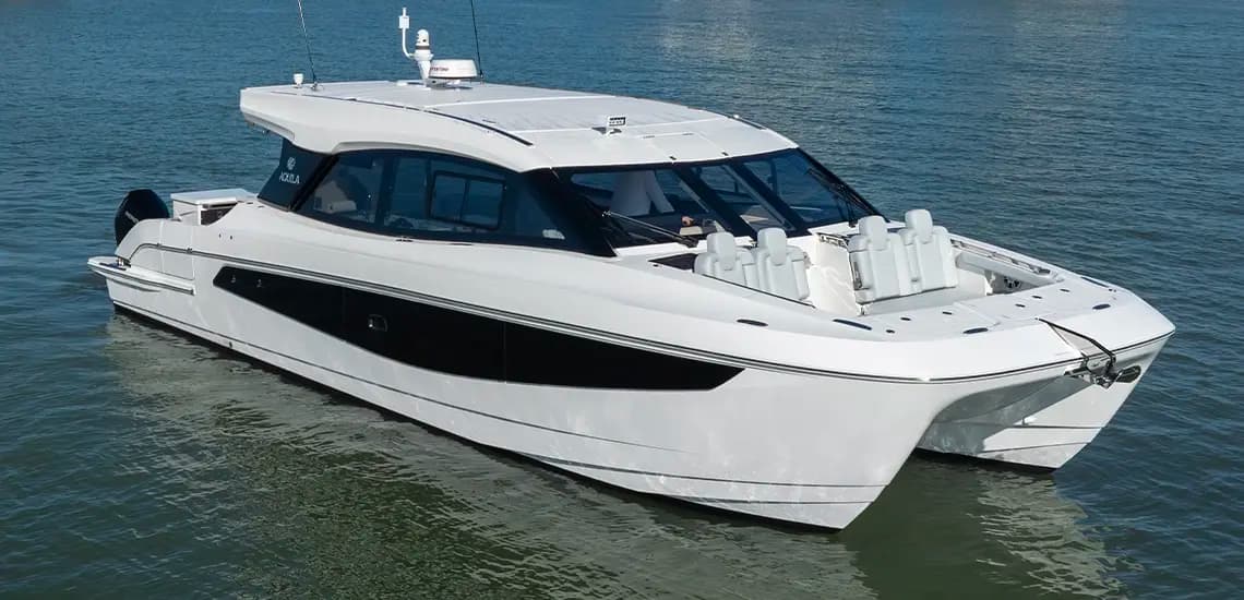Aquila 42 Coupe de profil sur l’eau