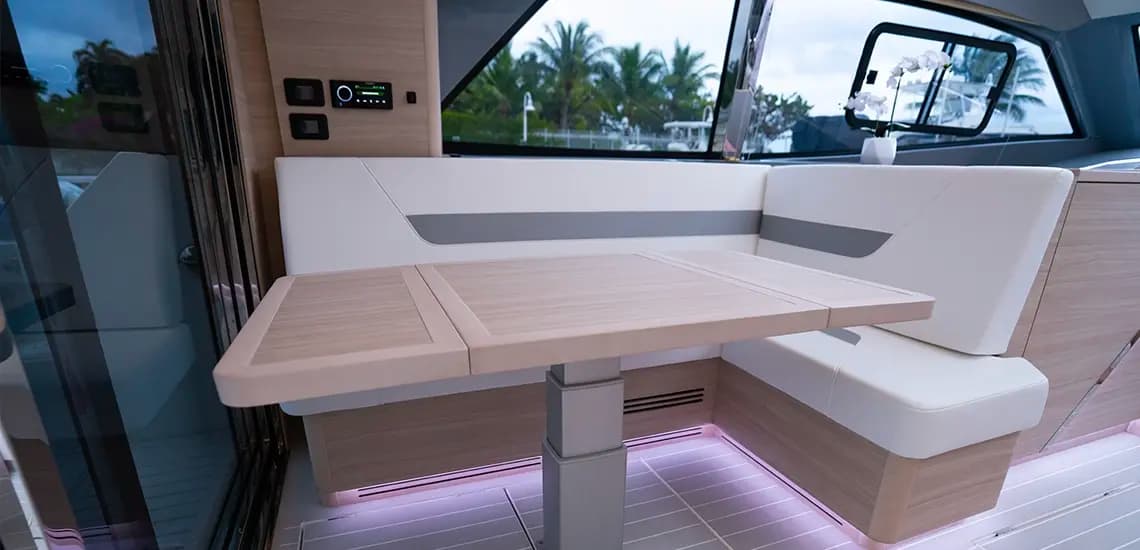 Espace repas intérieur de l’Aquila 42 Coupe