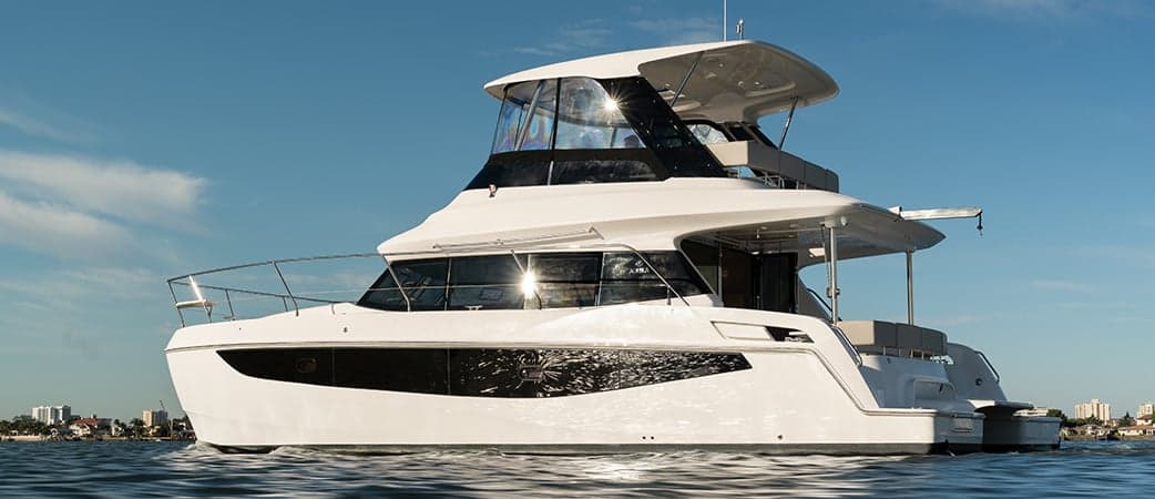 Aquila 42 Yacht fondeado en aguas tranquilas