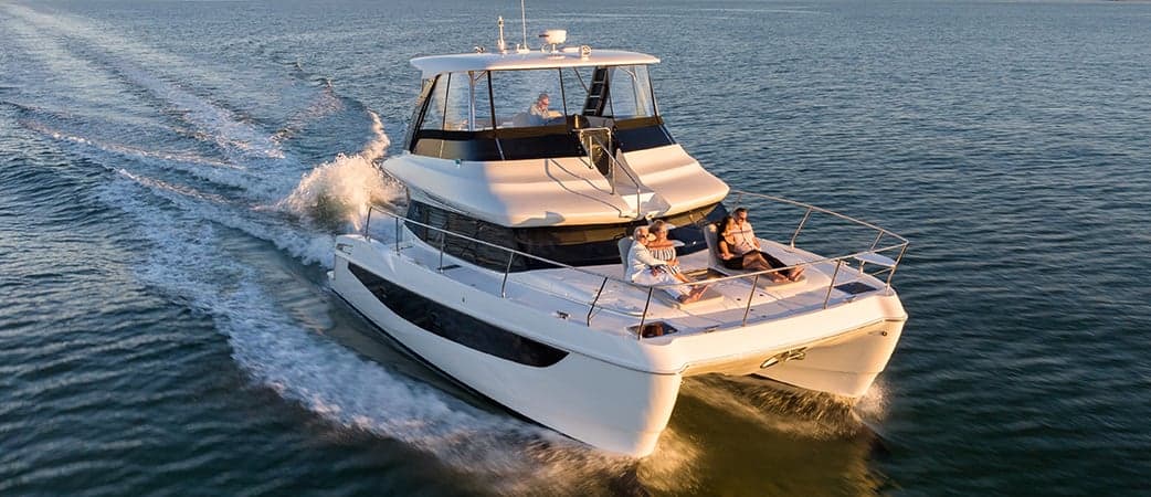 Aquila 42 Yacht navegando a velocidad