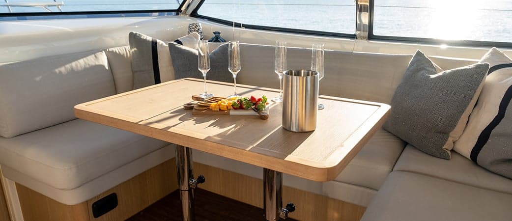 Comedor interior del Aquila 42 Yacht