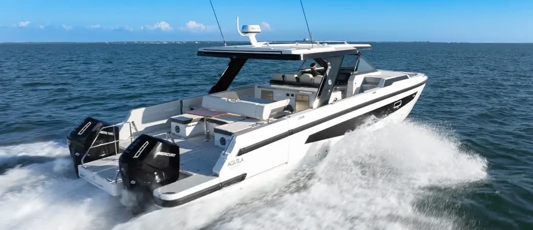Aquila 45 Sport running at speed