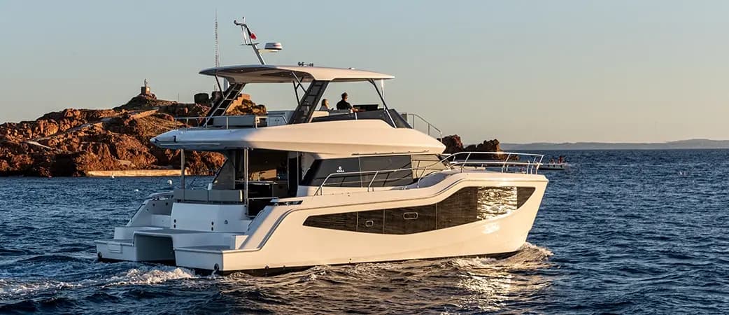 Aquila 46 Yacht fondeado en aguas tranquilas