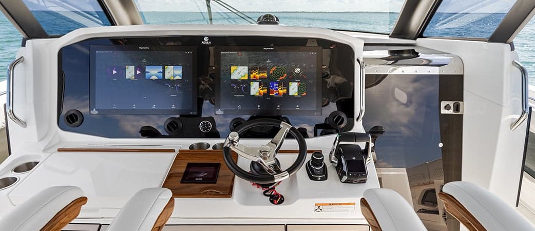 Volante, pantallas y mandos del Aquila 47 Molokai