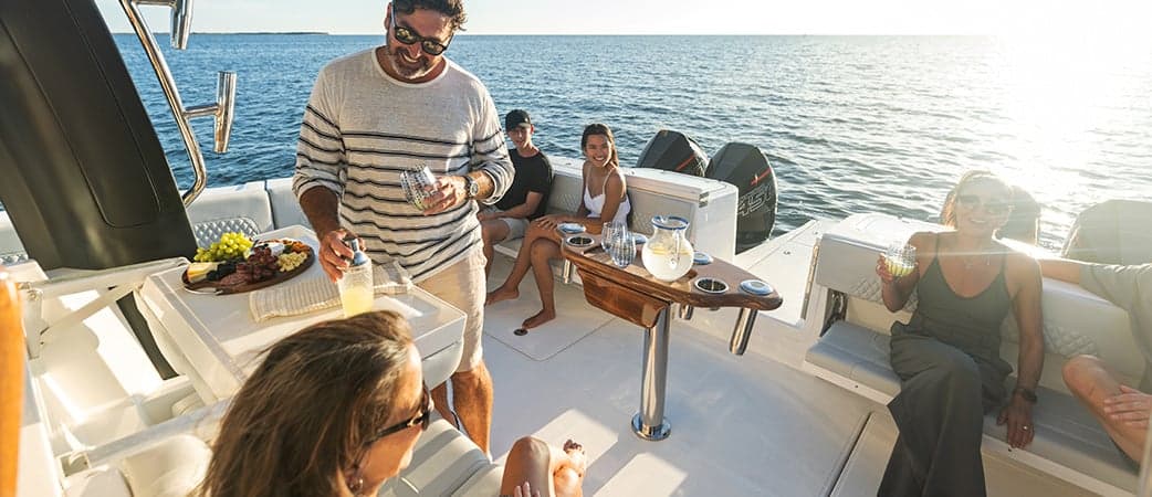 Invitados disfrutando a bordo del Aquila 47 Molokai