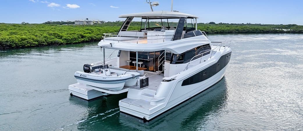 Aquila 50 Yacht con su embarcación auxiliar