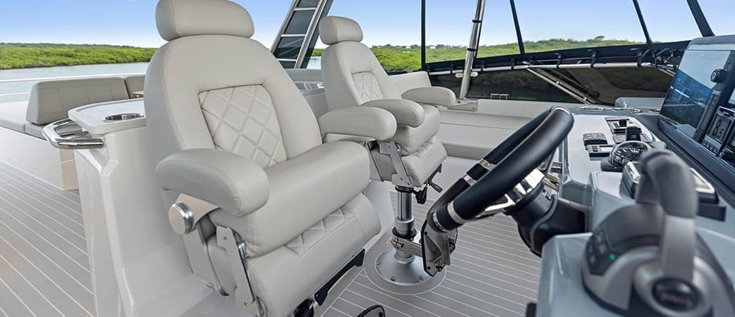 Puesto de gobierno del Aquila 50 Yacht