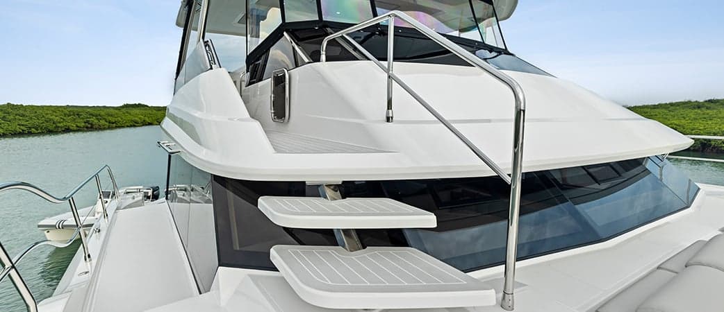 Escalera de proa al flybridge del Aquila 50 Yacht
