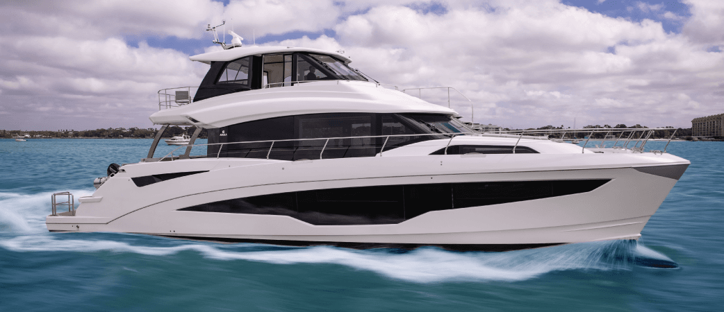 Aquila 70 Luxury running at speed
