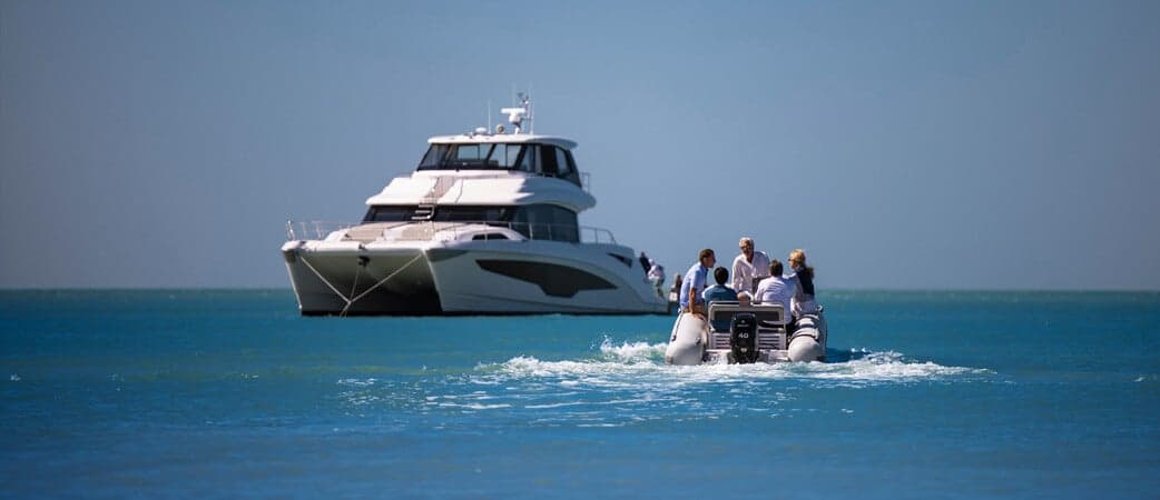 Aquila 70 Luxury con su embarcación auxiliar