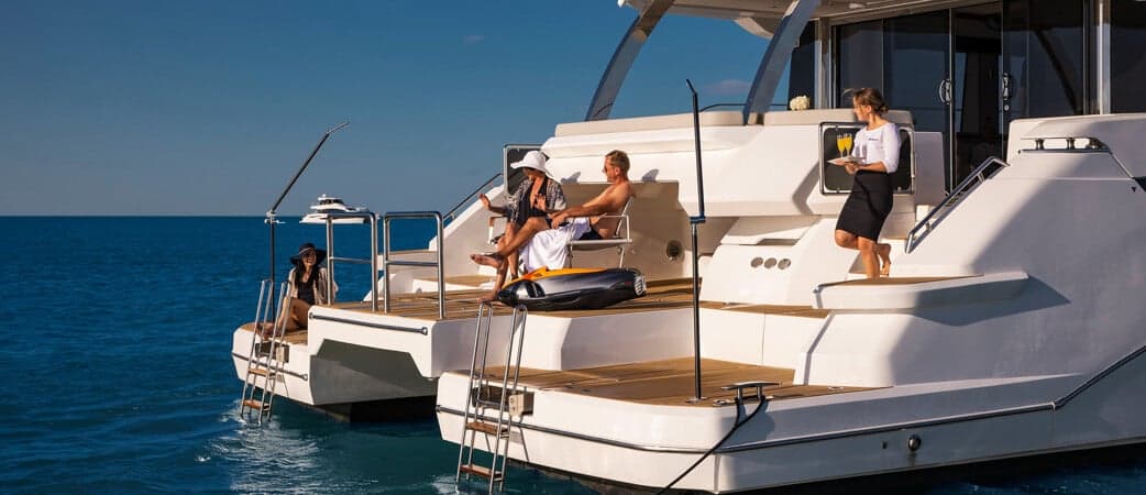 Invitados disfrutando a bordo del Aquila 70 Luxury