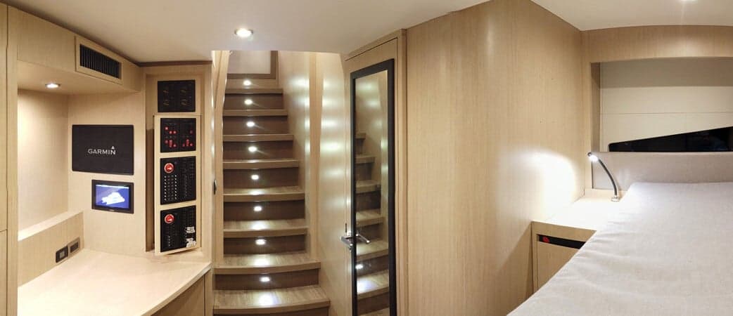 Escalera interior del Aquila 70 Luxury