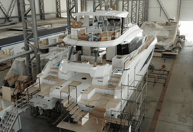 Aquila 70 Luxury en construcción en el astillero