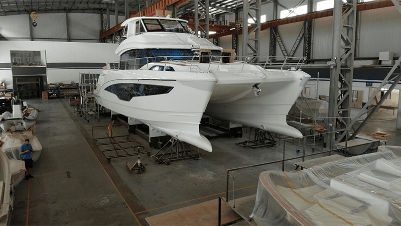 Aquila 70 Luxury en construcción en el astillero