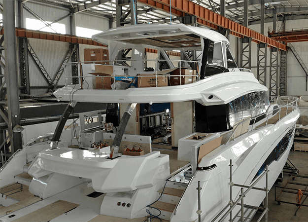 Aquila 70 Luxury en construcción en el astillero