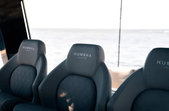 Asientos del puesto de gobierno con el logotipo de Kumbra