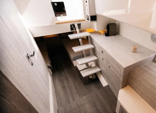Escalera de bajada y mueble del interior del Kumbra 34