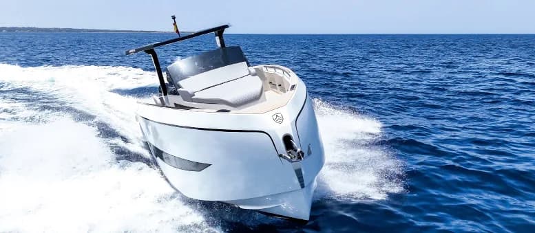 Kumbra 34 navegando a velocidad sobre el mar azul