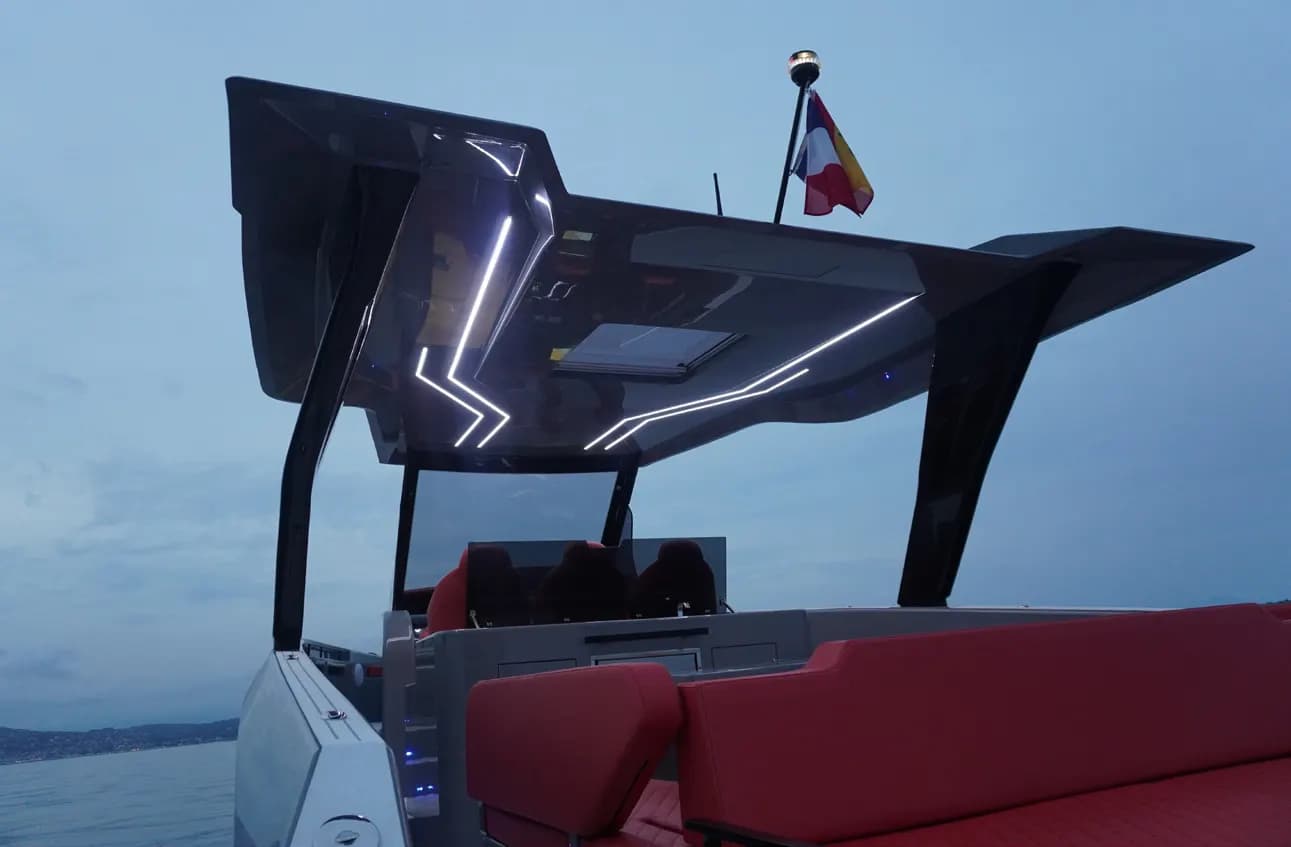 Hardtop del Kumbra 36 con su escotilla y la iluminación LED
