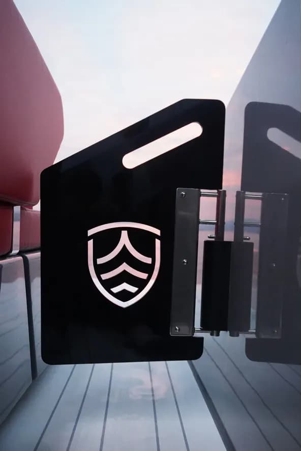 Puerta de seguridad con el emblema de Kumbra
