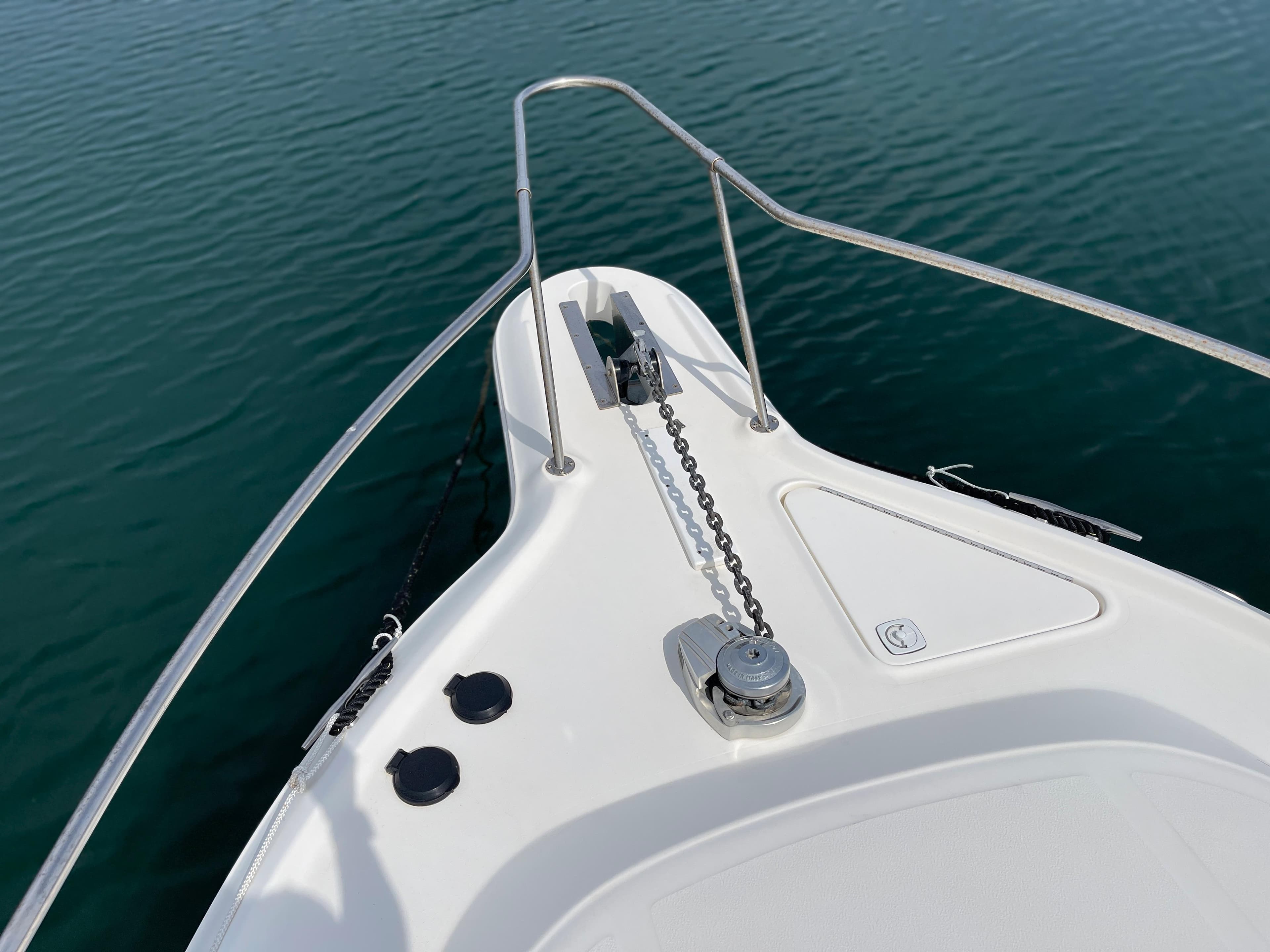 Bow view of the 1997 Sea Ray 290 Sundancer with anchor and chain guide.