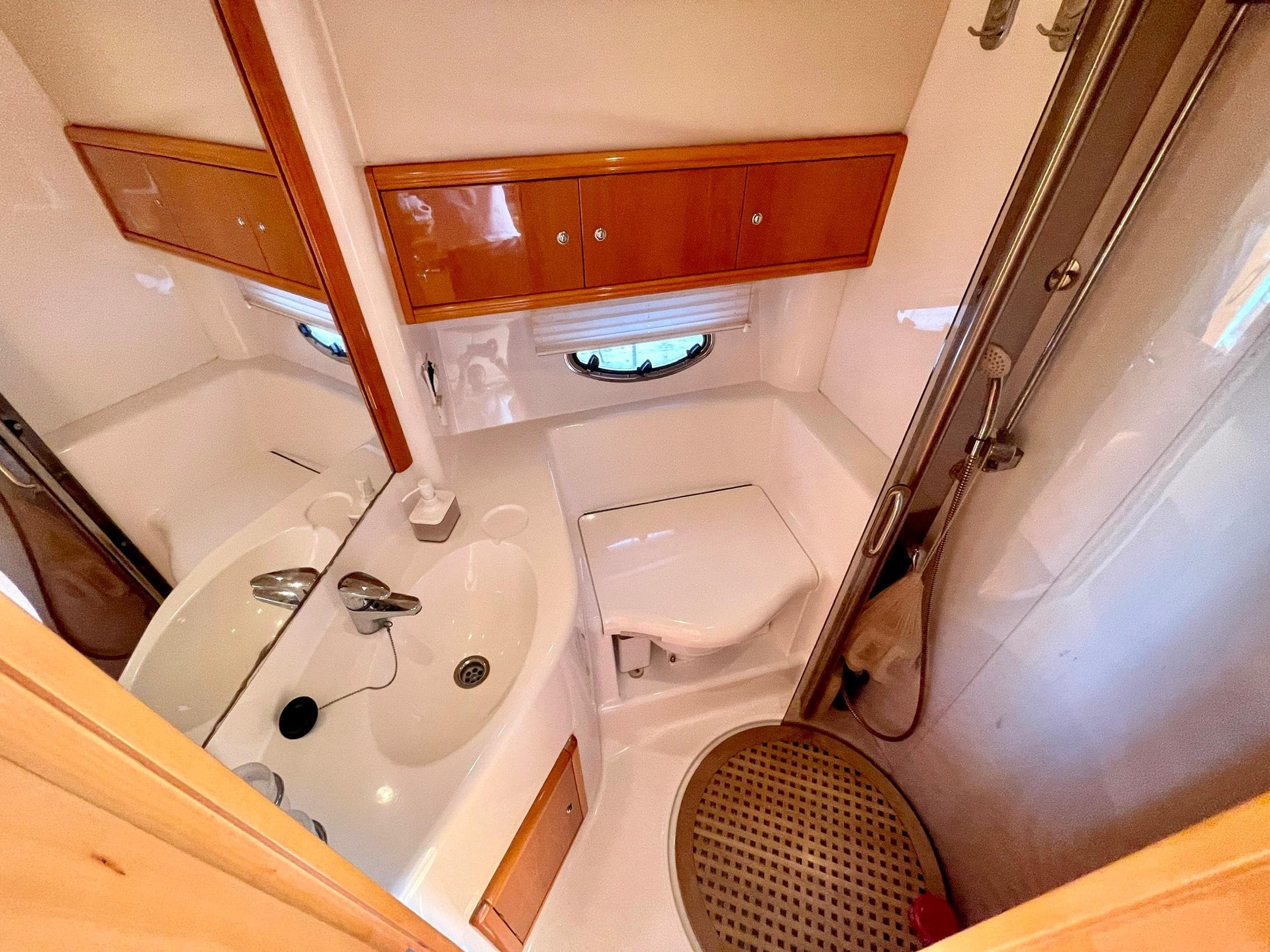 Windy Bora 40 yacht bathroom, 2003 model, featuring shower and sink.