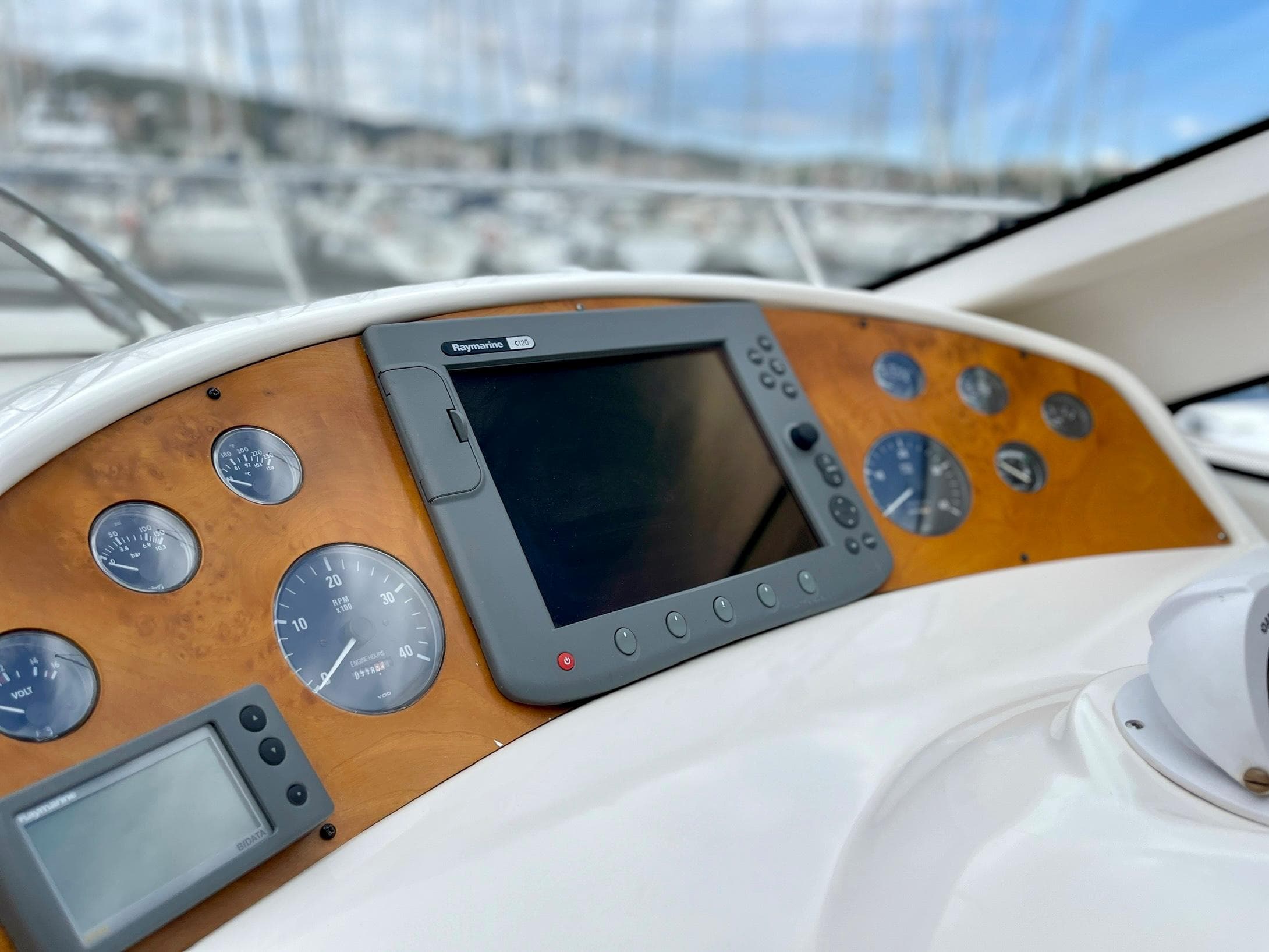 Genesis Boats 37 Flybridge 2006 dashboard with navigation instruments and gauges.