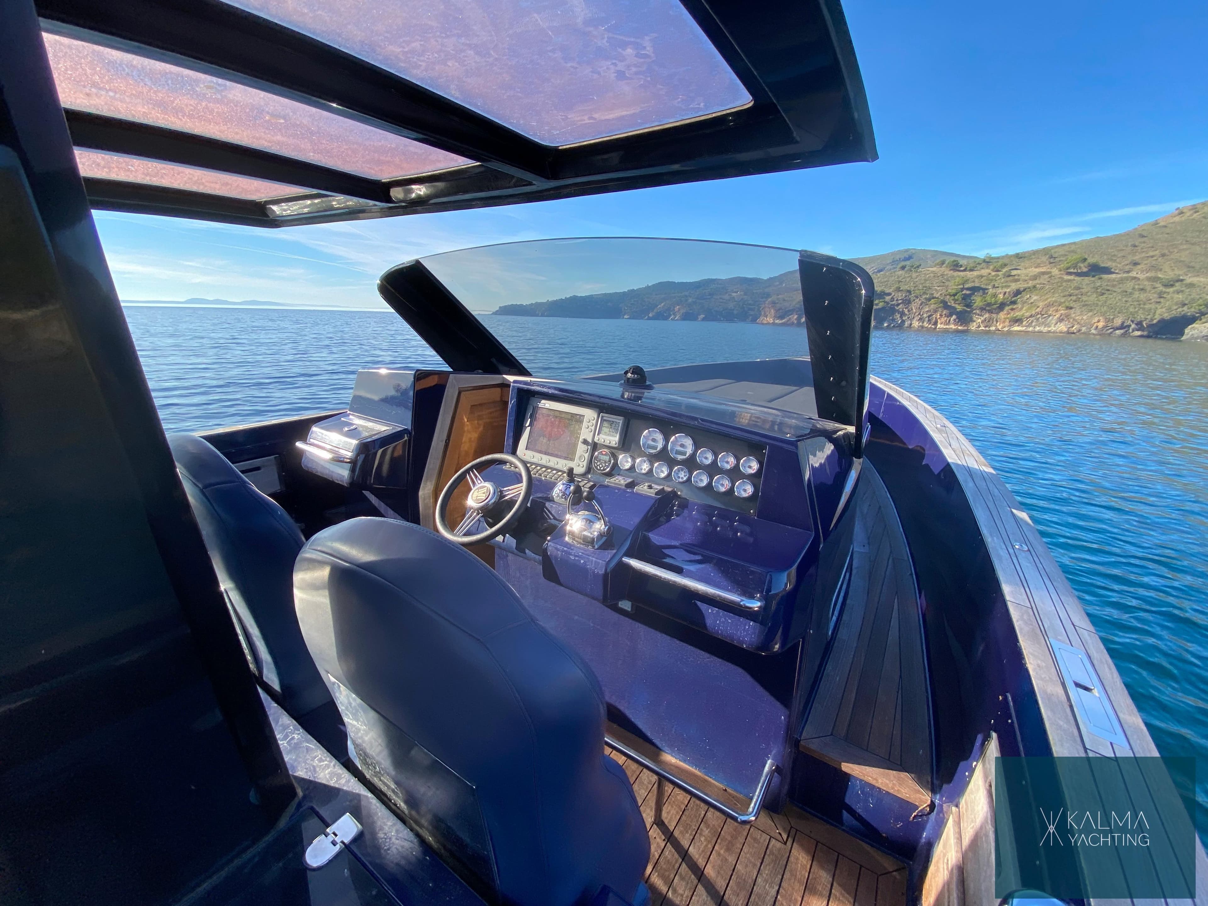 Fjord 40 Open 2008 yacht cockpit with ocean view.