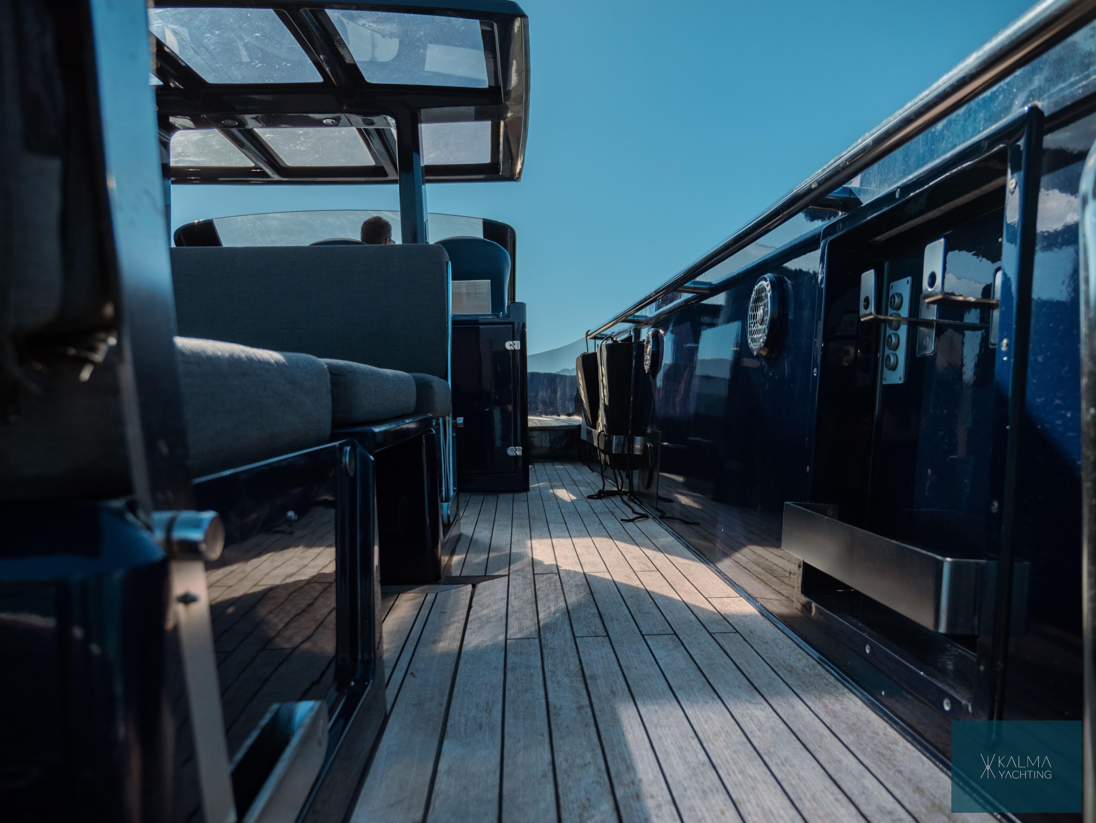 Fjord 40 Open 2008 with modern deck design and blue trim.