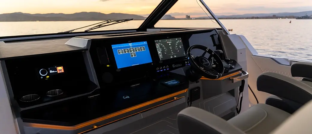 Wheel, displays and controls of the Aquila 35 Sport