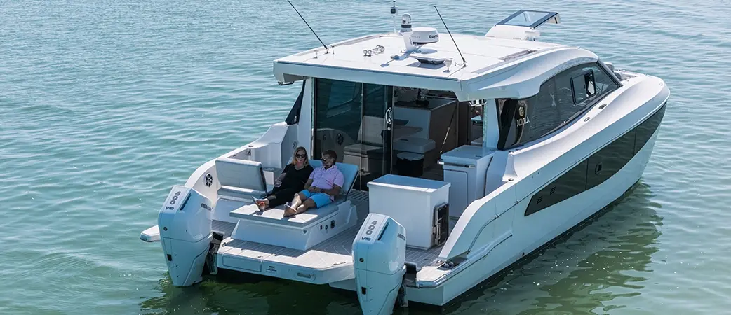 Poupe de l’Aquila 42 Coupe avec sa plateforme de bain